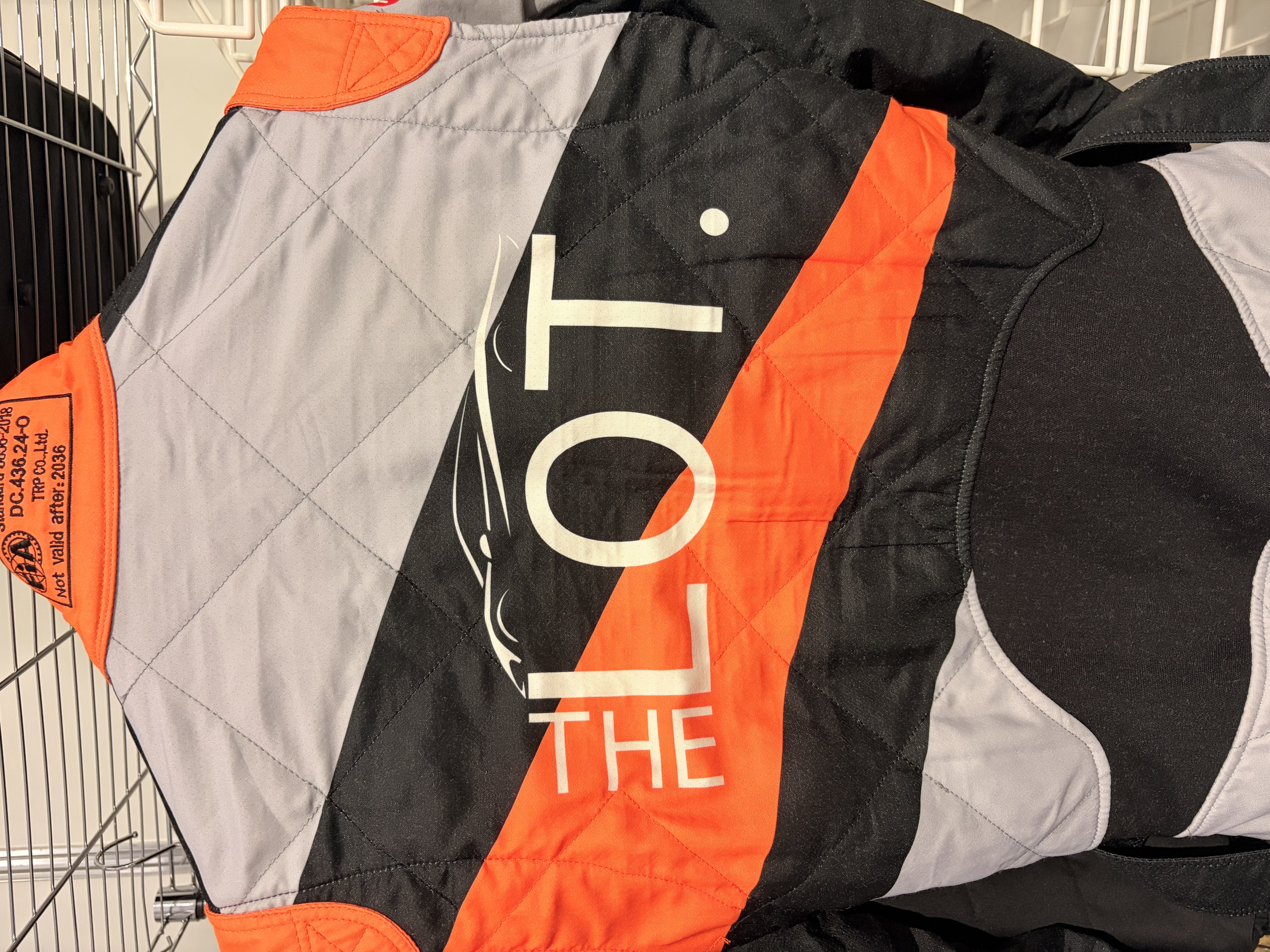 THE LOT.ロゴが背中一面に入ったレーシングスーツ