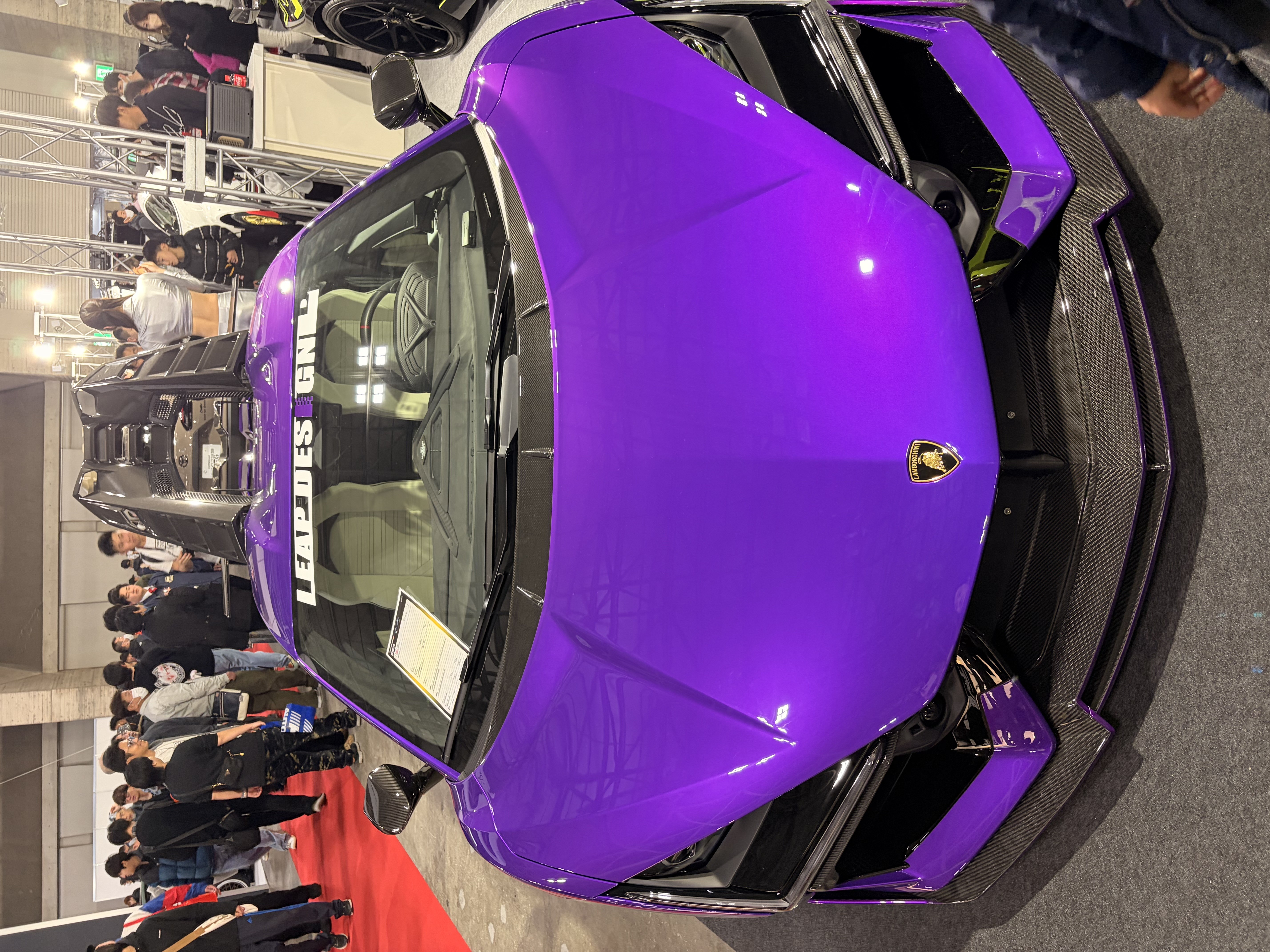 ワイドボディのスーパーカー
