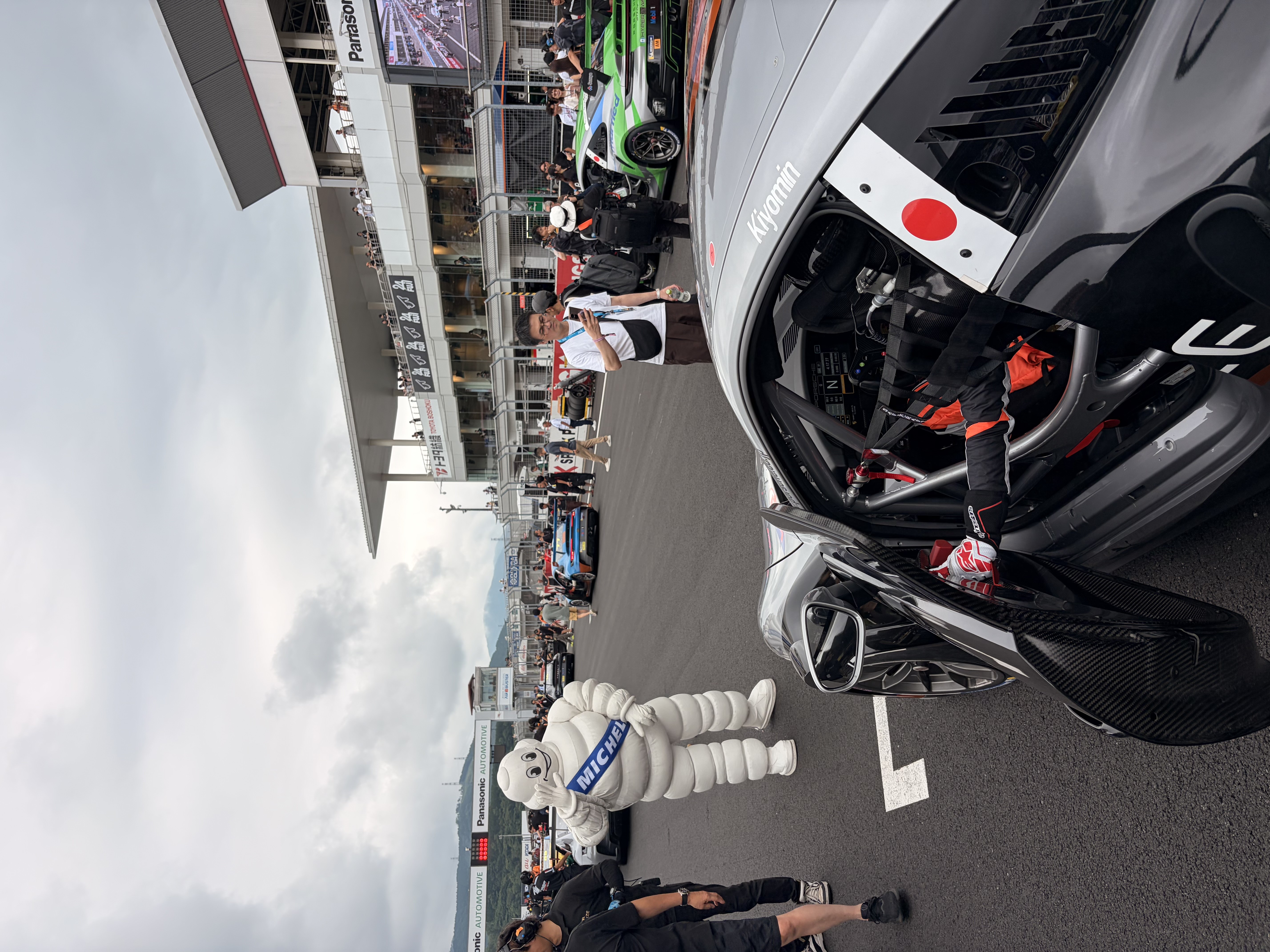 Porsche Carrera Cup Japan 2026 Rd.4 富士スピードウェイのグリッドでミシュランマンから応援を受けるKiyomin