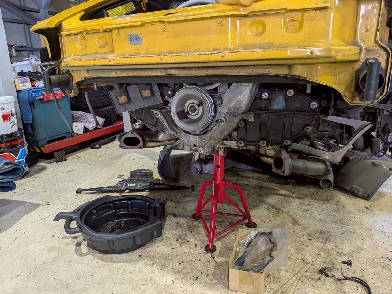 Porsche 911 Type 993 オイル漏れ修理中の様子
