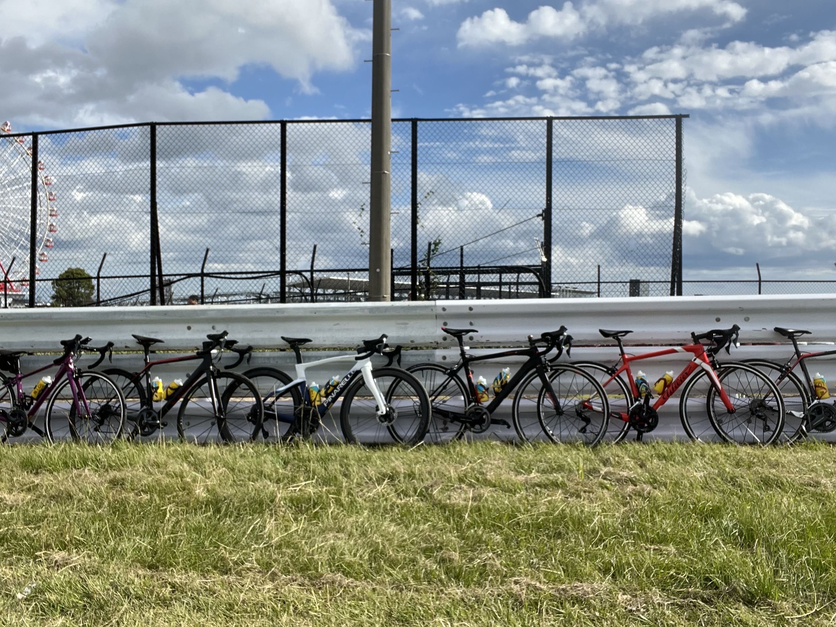 走行シーン：集団での混走とスリップストリーム